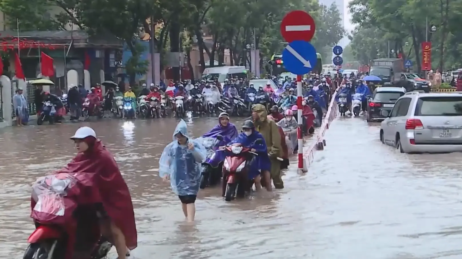 Người dân mong đợi ngớt mưa, hết ngập